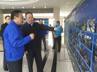 黄石市委副书记、市长吴锦，市政府党组成员、办公室主任张育英在下陆区区长郭波的陪同下莅临公司调研